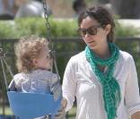 Sara Gilbert et sa fille Sawyer dans un parc de Los Angeles, le 29 juin 2009