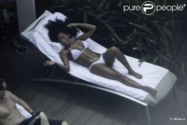 Mel B se détend au bord de la piscine d'un hôtel de Las Vegas le 14 juin
