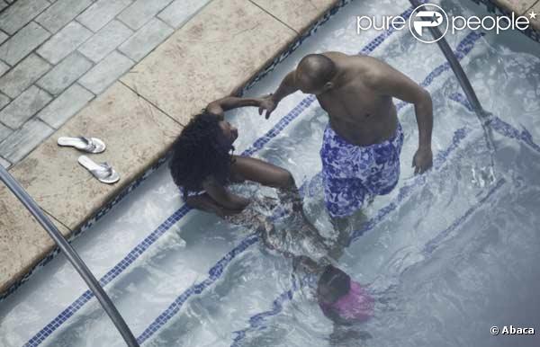 Mel B et son mari Stephen Belafonte se détendent au bord de la piscine d'un hôtel de Las Vegas le 14 juin