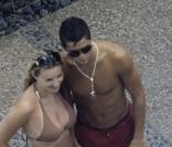 Cristiano Ronaldo avec une fan au bord de la piscine d'un hôtel de Las Vegas le 14 juin