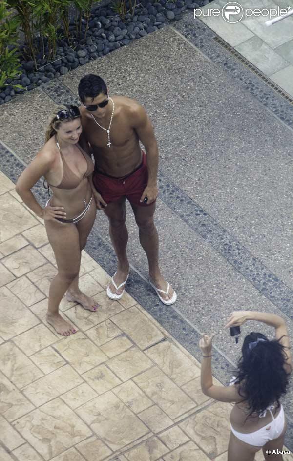 Cristiano Ronaldo avec une fan au bord de la piscine d'un hôtel de Las Vegas le 14 juin