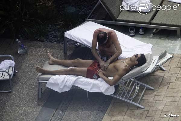 Cristiano Ronaldo se détend au bord de la piscine d'un hôtel de Las Vegas le 14 juin
