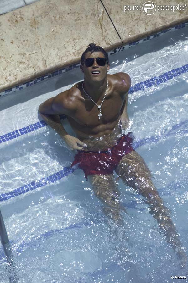 Cristiano Ronaldo se détend au bord de la piscine d'un hôtel de Las Vegas le 14 juin