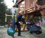 Barack Obama jouant avec sa fille Sasha dans un jardin de la Maison Blanche 