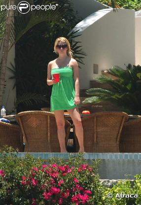 Pour Jessica Simpson c'est petite robe bustier tout en couleur, histoire de siroter une boisson bien fraîche en toute quiétude !