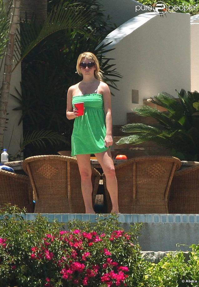Pour Jessica Simpson c'est petite robe bustier tout en couleur, histoire de siroter une boisson bien fraîche en toute quiétude ! 