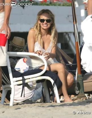 Même enceinte, Nicole Richie reste une fashion girl... La preuve elle mise sur la tunique de plage.