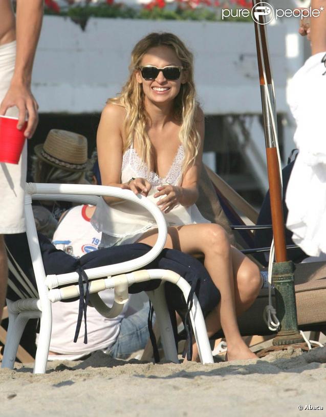 Même enceinte, Nicole Richie reste une fashion girl... La preuve elle mise sur la tunique de plage. 