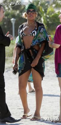 La chanteuse Eve, même à la plage il faut qu'elle soit au top, elle opte donc pour une tunique façon paréo ultra sexy !