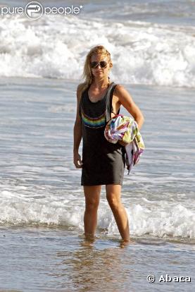 Kate Hudson : elle hésite même à se jeter à l'eau avec sa tunique, tellement elle ne veut plus la quitter...