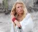 Blake Lively n'échappe pas à la loi de la mode, et joue elle aussi les bombes sur sable fin.
