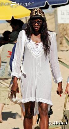 Naomi Campbell : une véritable tigresse à la plage !