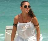 Rien de mieux qu'une petite tunique pour faire un peu de sport à la plage, n'est-ce pas Elsa Pataky ?! 
