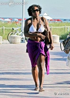 Serena Williams s'est parée d'un joli paréo purple qui lui sied à merveillle.