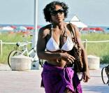 Serena Williams s'est parée d'un joli paréo purple qui lui sied à merveillle. 