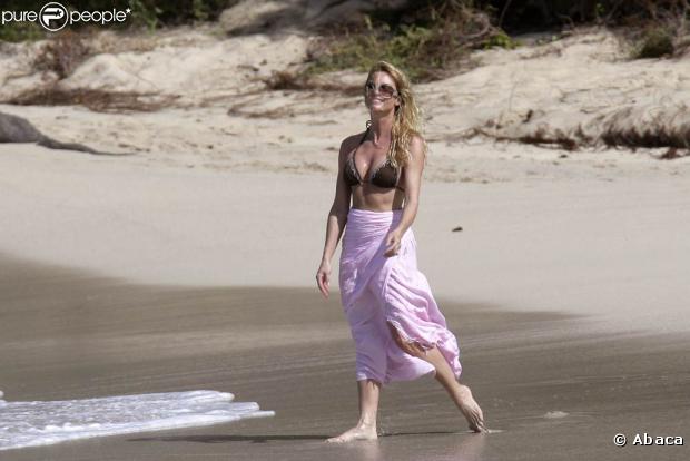 Nicollette Sheridan protège ses arrières et mise elle aussi sur le paréo !