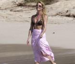 Nicollette Sheridan protège ses arrières et mise elle aussi sur le paréo ! 