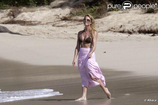 Nicollette Sheridan protège ses arrières et mise elle aussi sur le paréo ! 