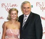 Cecelia Ahern, ici avec son père Berthie Ahern, ex-premier ministre Irlandais.  