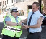 Chris Meloni, sur le tournage de New York Unité Spéciale, discute avec une femme policier 