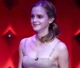 Emma Watson dans une robe Burberry lors d'un talk-show anglais vendredi 3 juillet 09 