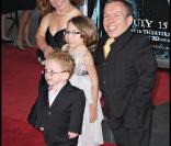 Warick Davis et sa familleà la Première de 
