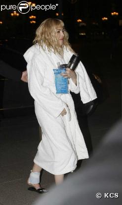 Madonna avec son bandage après s'être abimée la chevile à son concert à Pairs le 10 juillet 2009