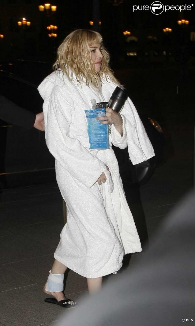 Madonna avec son bandage après s'être abimée la chevile à son concert à Pairs le 10 juillet 2009