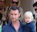 Liev Schreiber, papa-poule avec son petit Alexander... ouvre la marche pour sa belle Naomi Watts et leur dernier né !