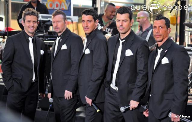 Joey McIntyre (à l'extrème gauche) avec le groupe New Kids on the Block en mai 2009 
