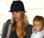 Jessica Alba et sa petite Honor le 14/07/09 à l'aéroport de Lax