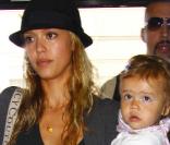 Jessica Alba et sa petite Honor le 14/07/09 à l'aéroport de Lax