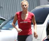Charlize Theron sortant de son cours de sport à Los Angeles, le 1er juillet 2009
