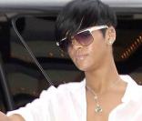 Rihanna a trouvé son style : le masculin-féminin lui va à ravir. Short en jean toujours tendance, chemise d'homme XXL et petits mocassins, elle est parfaite pour les beau jours. 