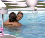 Angie et Romain... très proches dans la piscine !!  