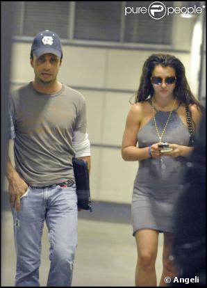 Britney Spears sort de son hôtel de Stockholm (Suède, 16 juillet 2009)