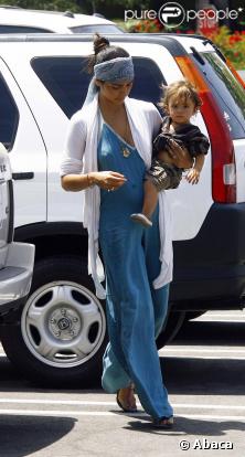 Camila Alves dans les rues de Los Angeles le 18 juillet 2009
