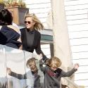Jim Carrey et Jenny McCarthy : amoureux... ils se battent ensemble pour sortir le petit Evan de son autisme ! Regardez !