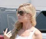 Denise Richards s'offre une virée shopping avant d'aller chercher ses deux filles Sam et Lola au camp d'été à Malibu le 20 juillet 2009