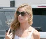 Denise Richards s'offre une virée shopping avant d'aller chercher ses deux filles Sam et Lola au camp d'été à Malibu le 20 juillet 2009