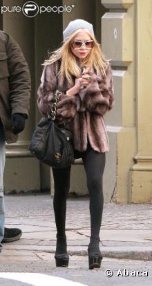 Ashley Olsen avait sans doute peur d'avoir froid, alors elle a pensé à sa grosse fourrure. En revanche, elle a oublié de mettre une jupe !