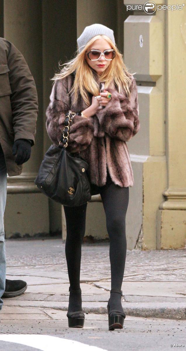 Ashley Olsen avait sans doute peur d'avoir froid, alors elle a pensé à sa grosse fourrure. En revanche, elle a oublié de mettre une jupe ! 