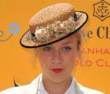 Chloë Sevigny, même les jambes à l'air, elle a la classe ! Mais pourrait-elle se retourner pour vérifier qu'elle fait le même effet ?  