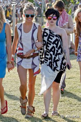 Des bottines et une jolie et courte tunique... Sienna Miller a tout compris ! Sa copine Kelly Osbourne en revanche, n'a pas osé prendre autant de risques, elle a pensé au short !
