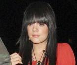 Lily Allen ose le court peut-être mais avec un collant bien opaque s'il vous plaît ! 