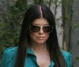 La chanteuse Fergie veut passer incognito avec ses grosses lunettes noires... mais aime qu'on voit ses jambes ! 