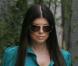 La chanteuse Fergie veut passer incognito avec ses grosses lunettes noires... mais aime qu'on voit ses jambes ! 