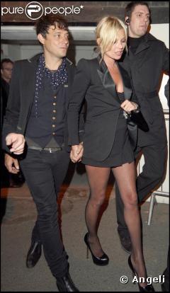 Une veste de smoking et des bas résilles... quelle star cette Kate Moss !