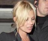 Une veste de smoking et des bas résilles... quelle star cette Kate Moss ! 