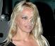 Pamela Anderson : les jambes à l'air, c'est quand même mieux à la plage que pour aller dîner au restaurant !